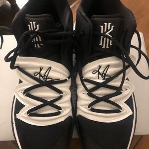 New in the box size 13 Kyrie’s